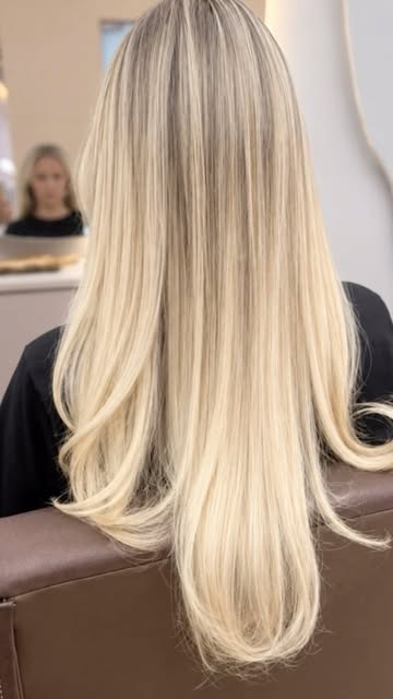 Cabelo longo loiro com mechas e mega hair finalizado no salão