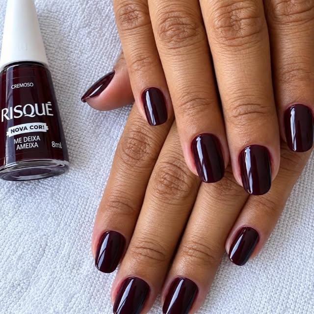 Unhas naturais esmaltadas em tom ameixa
